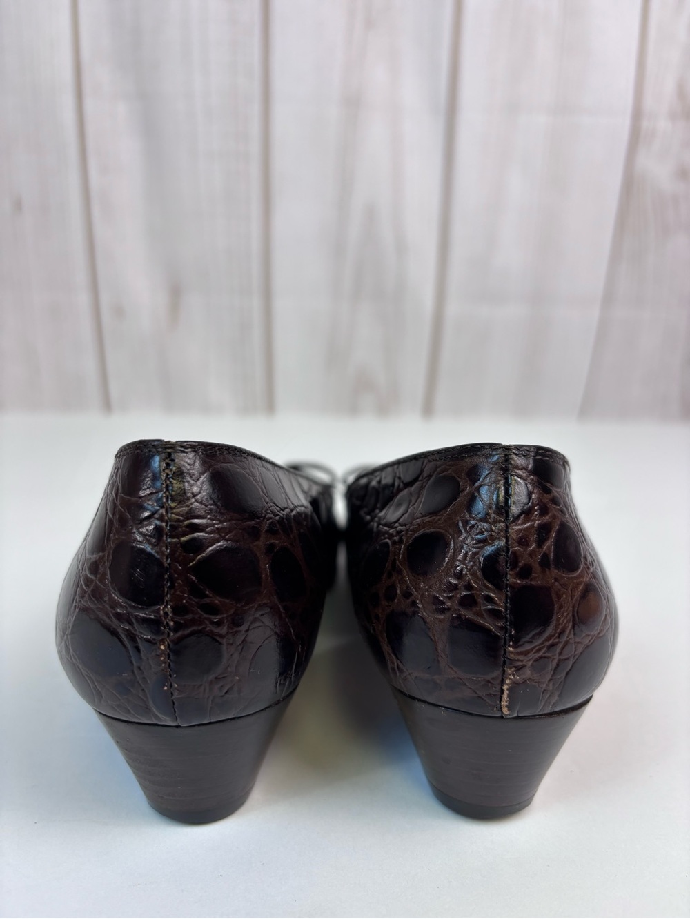 Vintage Salvatore Ferragamo Croc-Embossed Leather Vara Bow Pumps Brown Sz 7B - Picture 8 of 15